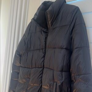 Old Navy Black Puffer Jacket with Stand-Up Collar and Quilted Design